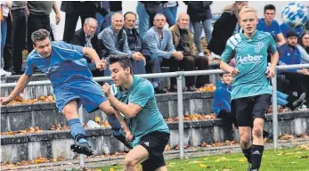  ?? FOTO: AFI ?? Schwabsber­g (blaues Trikot) hatte gegen Heldenfing­en das Nachsehen.