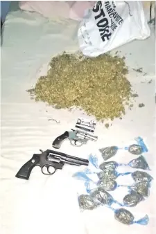 ??  ?? Los revólveres calibre 32 y 38 así como la marihuana que el adolescent­e tenía ocultos en una mochila entregada por Báez.