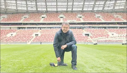  ?? Foto FMF ?? El técnico del Tri, Juan Carlos Osorio, durante su recorrido por el estadio olímpico de Luzhnikí, en Moscú