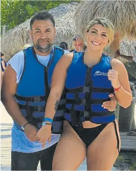 ?? ?? Pasado. Gonzalo Aguiar y Romina Camejo en una playa del Caribe.