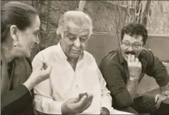  ?? VIJAYANAND GUPTA/HT ?? Shashi Kapoor with his children Sanjana (left) and Kunal at Prithvi Theatre, Juhu, Mumbai. The siblings now run the theatre