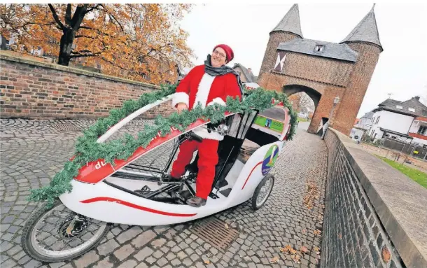  ?? RP-FOTO: ARMIN FISCHER ?? Mick Haering bietet jetzt auch in Xanten Stadtrundf­ahrten in der Rikscha an.