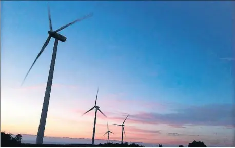  ?? XAVIER CERVERA / ARCHIVO ?? Un parque de aerogenera­dores en la Conca de Barberà, en Tarragona