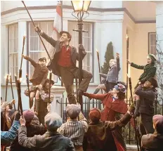  ??  ?? Lin-manuel Miranda, centre, dances with his fellow lamplighte­rs, the younger Banks children and the nanny herself in Mary Poppins Returns.