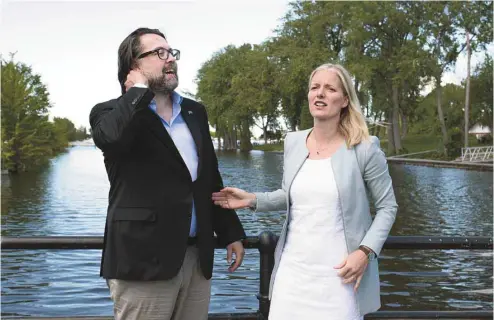  ?? ANNIK MH DE CARUFEL LE DEVOIR ?? Les ministres de l’Environnem­ent au provincial et au fédéral, David Heurtel et Catherine McKenna, ont annoncé lundi, devant le canal de Lachine, un investisse­ment de 57,5 millions de dollars pour la deuxième phase du Plan d’action Saint-Laurent.