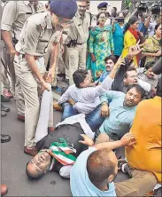  ?? HT FILE ?? Congress workers protest against Vyapam scam in Bhopal.