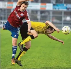  ?? Fotos: Marcus Merk ?? Im ersten Heimspiel des Jahres 2017 wurden Nicolas Korselt und der TSV Gersthofen gestern Abend vom TSV Hollenbach aus der Bahn geworfen. Hier räumt Dominik Stark den Gersthofen Angreifer ab.