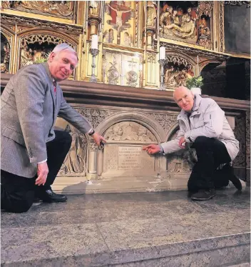  ?? RP-FOTOS THOMAS LAMMERTZ ?? Pfarrer Paul Jansen (l.) und Hans-Dieter Klose zeigen die Tafel aus der Frühzeit des Christentu­ms im Sockel-Triptychon: Links ist Abraham dargestell­t, der seinen Sohn Gott opfern will, rechts die Manna-Speisung in der Wüste.