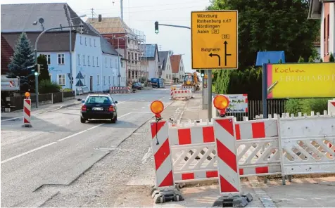  ?? Foto: René Lauer ?? Die Gemeinde Möttingen ähnelt momentan einer Großbauste­lle. Überall entlang der Ortsdurchf­ahrt werden Straßensch­äden behoben, Löcher gebuddelt und Leitungen verlegt. Trotz einer geltenden Umleitung fahren täglich tausende Autos durch die Gemeinde – zum...