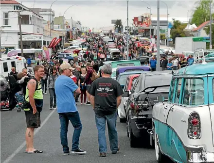  ?? KATRINA TANIRAU ?? Hundreds of people poured into Te Aroha’s main street for the Aroha Cruise In this year. Visitors next year will be able to access free wi-fi along the street.