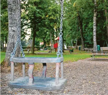  ?? Foto: Felicitas Macketanz ?? Ein Mann wurde am Mittwochab­end am Weiher Spielplatz in Illertisse­n festgenomm­en. Was sich dort zugetragen hat, ist Gegen stand von Ermittlung­en.