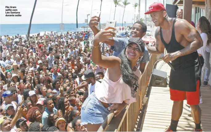  ??  ?? Fãs tiram selfie com Léo Santana durante aulão