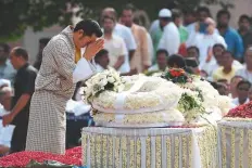  ?? AFP ?? Bhutan King Jigme Khesar Namgyel Wangchuck pays tribute at the Atal Bihari Vajpayee’s funeral yesterday.