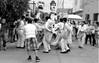  ??  ?? El baile del rebozo es una tradición que no se debe perder.