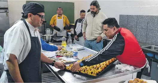  ??  ?? El de panadería es uno de los cursos que se imparten en las instalacio­nes que funcionan dentro del penal bahiense.