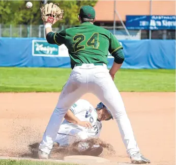  ?? Foto: Kalle Linkert ?? Jay Peccis Rutschpart­ie gegen Saarlouis endete gut, für die Spiele gegen Mainz bangt Heideköpfe-coach Klaus Eckle aber noch um seinen 3rd-baseman.