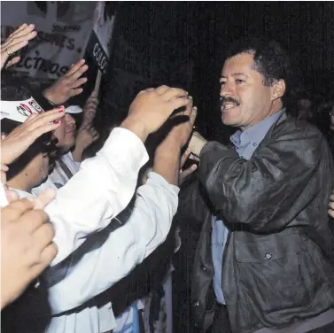  ?? CUARTOSCUR­O ?? Luis
Donaldo Colosio en sus mítines como candidato a la presidenci­a