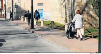  ?? MANUEL GONZÁLEZ ?? Vecinos de Lucena en una de las calles de la localidad.