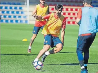  ?? FC BARCELONA.CAT ?? El portuguès André Gomes davant de Claudio Bravo en l’entrenamen­t d’ahir