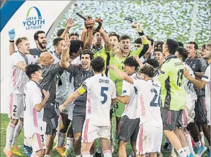  ?? FOTO: AP ?? Raúl González, junto a los jugadores con los que ha conquistad­o la que es la primera Youth League de la historia del Real Madrid