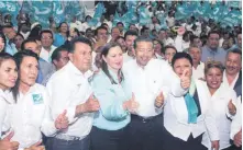  ??  ?? En su cierre de campaña, la candidata del Frente, Martha Erika Alonso Hidalgo, prometió encabezar un gobierno sensible y cercano a la sociedad.