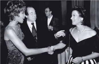  ?? FOTOS: FRANZISKA KRUG(2)/THOMAS ZWINK(2)/GRUPE/PR ?? Marie Waldburg kennt alle Promis und alle kennen sie: Mit Whitney Houston und rechts mit Richard Gere.