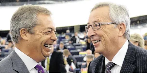  ?? BILD: SN/EPA ?? Der britische EU-Feind Nigel Farage (l.) attestiert­e dem neuen Kommission­schef Jean-Claude Juncker einen guten Humor.