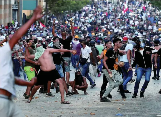  ?? EFE/AP ?? Protestas violentas en las principale­s ciudades que acabaron con enfrentami­entos con las fuerzas del orden