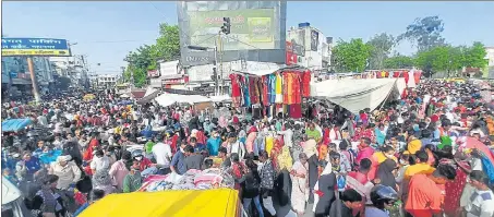  ?? DEEPAK GUPTA/HT PHOTO ?? People flouting Covid protocols at Buddh Bazar at Gole Market in Lucknow on Wednesday.