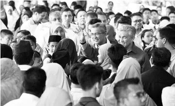  ??  ?? Deputy Prime Minister Datuk Seri Dr Ahmad Zahid Hamidi greeting supporters at the launching of a programme at Sekolah Kebangsaan Sg Nipah, Perak. - Bernama photo