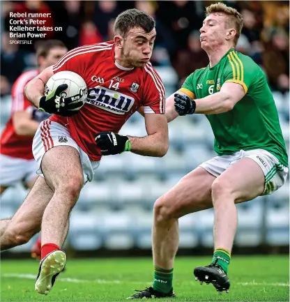  ?? SPORTSFILE ?? Rebel runner: Cork’s Peter Kelleher takes on Brian Power