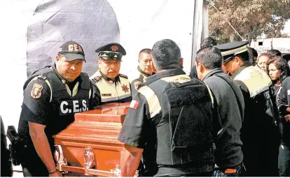  ??  ?? El policía estatal Ricardo Montiel recibió los honores y fue sepultado en el panteón Nativitas de Tepexpan.