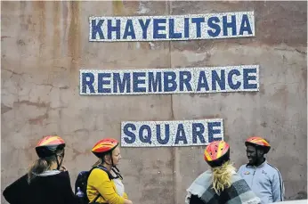  ??  ?? STORYTELLI­NG A stop at Khayelitsh­a Remembranc­e Square, above, and the group rides down a Khayelitsh­a street.