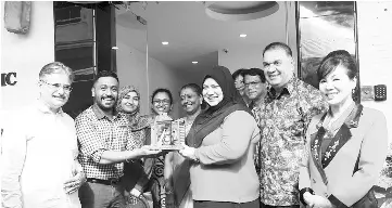  ??  ?? Dr Mathan Mohan Rao (second left) of Family Care Clinic presenting a souvenir to Rosnah at the opening ceremony of the Family Care Clinic at the Palm Square Commercial Centre in Kinarut yesterday while Wong (right) and Ghulam (second right) look on.