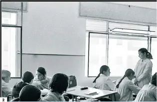  ??  ?? 1. Fachada del Instituto. 2. Charlas durante un descanso entre clases. 3. Apertura de curso en La Inmaculada. Fotos: Archivo Hijas de Miguel Ángel del Águila