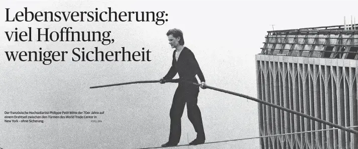  ?? FOTO: DPA ?? Der französisc­he Hochseilar­tist Philippe Petit Mitte der 70er Jahre auf einem Drahtseil zwischen den Türmen des World Trade Center in New York – ohne Sicherung.