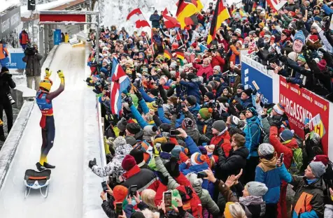  ?? SASCHA FROMM ?? Lokalmatad­or Max Langenhan lässt sich von den Fans in Oberhof nach Silber im Einsitzer feiern.