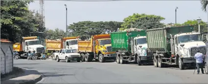  ?? AMELIA ANDRADE / EXPRESO ?? Recursos. Transporte de carga que permanecía estacionad­o en el área de influencia del Puente de la Unidad Nacional, en el norte de la ciudad.