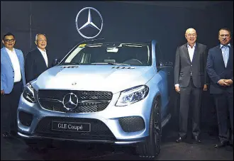 ??  ?? Auto Nation Group Inc. chairman Gregorio Yu (second from left) and president Felix Ang (second from right) pose beside the new GLE Coupe during the launch of the new line of Mercedes-Benz SUVs at the Rockwell Tent in Makati Monday night. Ang is the...