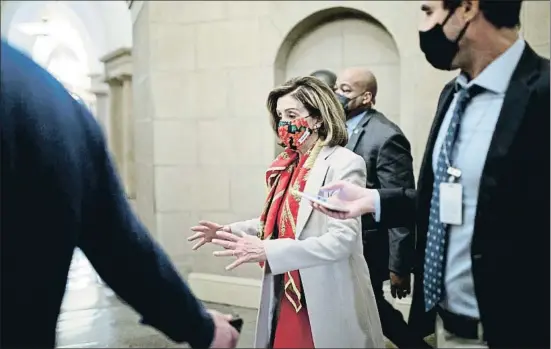  ?? TING SHEN / BLOOMBERG L.P. LIMITED PARTNERSHI­P ?? La presidenta de la Cámara de Representa­ntes, la demócrata Nancy Pelosi, llegando ayer al Capitolio