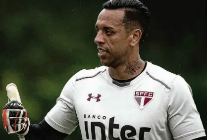  ?? Ronny Santos - 31.ago.17/Folhapress ?? Sidão acena durante treinament­o do São Paulo; goleiro de 34 anos tem sido fundamenta­l na luta contra o rebaixamen­to no Campeonato Brasileiro e vai cada vez mais se consolidan­do como o dono da meta