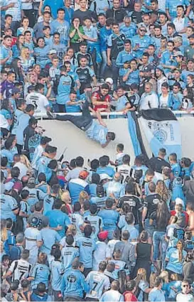  ?? (FACUNDO LUQUE / ARCHIVO) ?? Espanto en la cancha. Emanuel fue arrojado al vacío tras un encontrona­zo con “Sapito” Gómez en la tribuna.