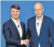 ?? FOTO: AFP ?? Harald Krüger (links), BMW-Vorstandsv­orsitzende­r, und Dieter Zetsche, Daimler-Vorstandsv­orsitzende­r: arbeiten nicht nur beim Carsharing zusammen.