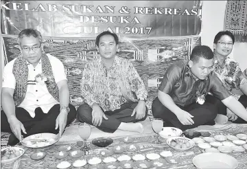  ??  ?? Miring presided by (from left) Nyabong, councillor Bakat Gira, Nicholas Kudi Jantai and Bukit Mabong District Of cer Douglas Pungga.