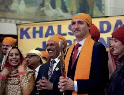  ??  ?? Avec la communauté sikh lors de la fête de Vaisakhi sur la colline du Parlement à Ottawa le 11 avril 2016.