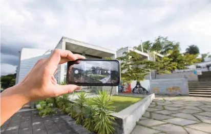  ?? FOTO ?? El parque biblioteca de San Javier, en la comuna 13, es uno de los más visitados por turistas, muchos que se molestan cuando les solicitan pedir permiso para hacer fotos.