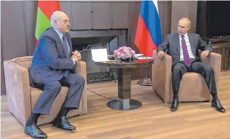  ?? FOTO: RUSSIAN PRESIDENTI­AL PRESS/IMAGO IMAGES ?? Bei einem Treffen mit seinem angeschlag­enen Kollegen Alexander Lukaschenk­o im russischen Sotschi sprach sich Wladimir Putin (re.) am Montag auch für stärkere Handelsbez­iehungen mit Belarus aus.