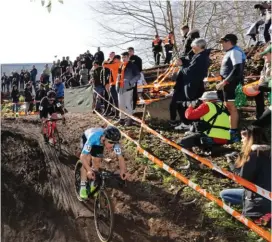  ??  ?? Escenas de Campeonato.
Lucía González remata su recital, mientras Felipe
Orts abre hueco con sus rivales. La participac­ión, masiva, en un circuito que convenció a los participan­tes. El público, ante el que aquí pasan Iñigo Gómez y Alejandro Iglesias, respondió. Pleno de Asturias en el podio élite femenino con Aida Nuño y Paula Díaz escoltando a Lucía.