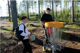  ??  ?? Frisbeegol­f är en omtyckt idrottsgre­n i Keitele och banan har ett vackert läge invid den bildsköna sjön.