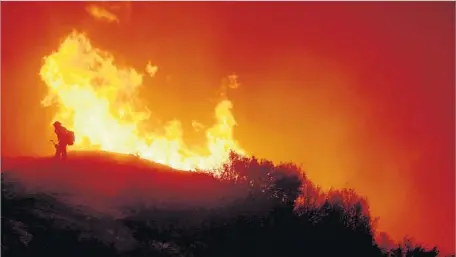  ?? Luis Sinco Los Angeles Times ?? THE SAND FIRE burning in Santa Clarita Valley was reported Friday afternoon. It exploded in size over the weekend.